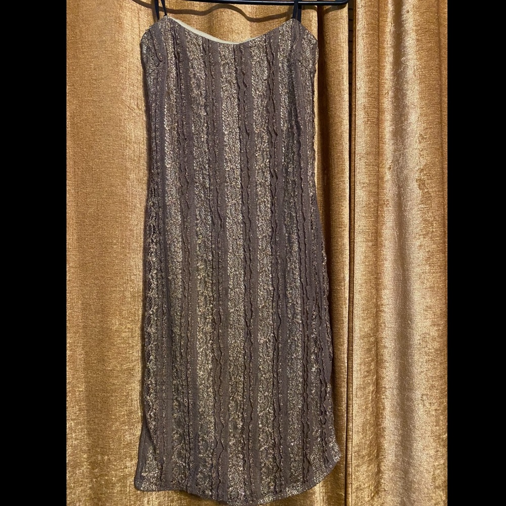 Fitting mini dress w brown and gold floral lace!🍒